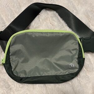 lululemon athletica Men's Gray and Green Belt Bag